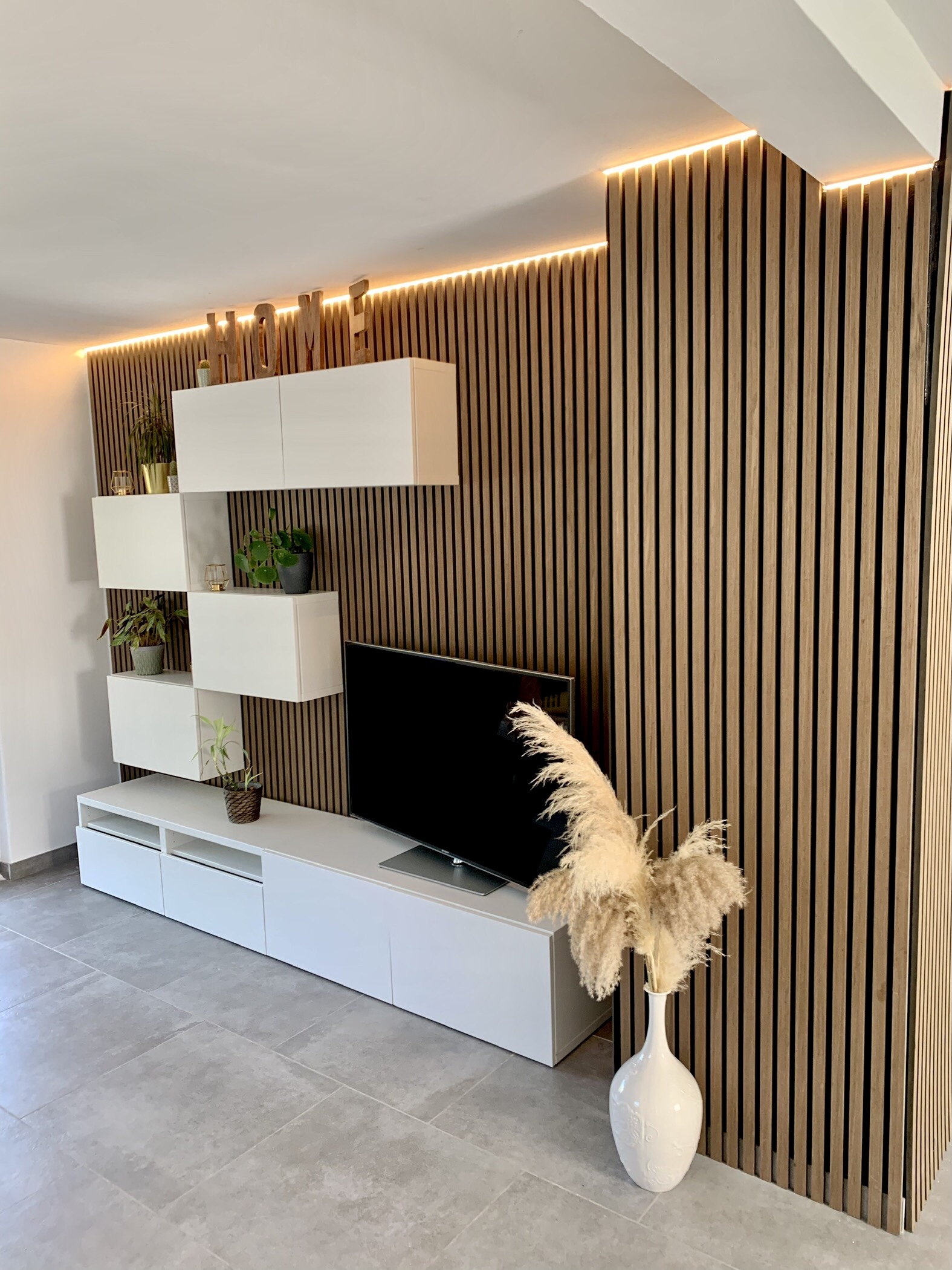 Wohnzimmer modernisiert mit LED Beleuchtung und Akustikpaneelen